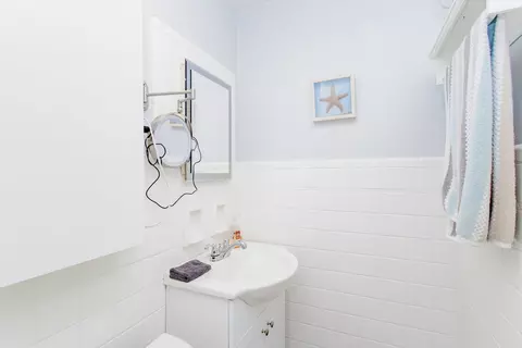 Bath - Undisclosed, Chicago, IL 60646 photo 2 of 2