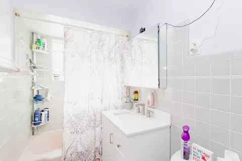 Bath - Undisclosed, Chicago, IL 60646 photo 1 of 2