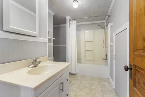Bath - 215 Chicago St, Dewitt, IL 61735 photo 1 of 3