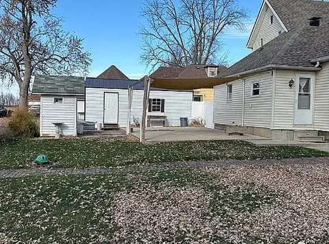 Exterior - 215 Chicago St, Dewitt, IL 61735 photo 2 of 4