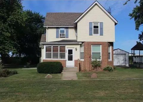 Exterior - 215 Chicago St, Dewitt, IL 61735 photo 1 of 4