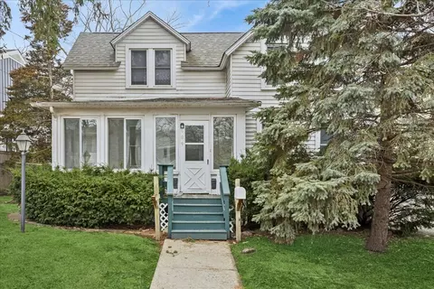 609 1st St, Libertyville, IL 60048