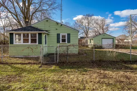827 Sawyer Rd, Rockford, IL 61109