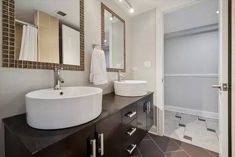 Bath - 241 Glendale Rd, Glenview, IL 60025 photo 2 of 3