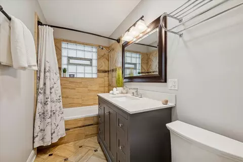 Bath - 241 Glendale Rd, Glenview, IL 60025 photo 1 of 3