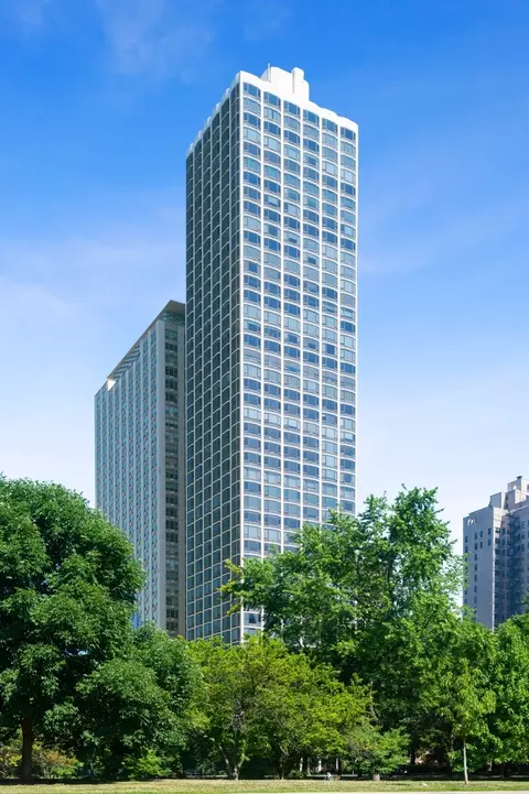 1555 N Astor St #28W, Chicago, IL 60610
