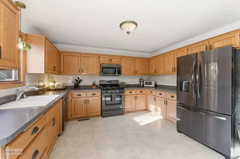 Kitchen - 814 Edgewater Dr, Minooka, IL 60447 photo 2 of 2