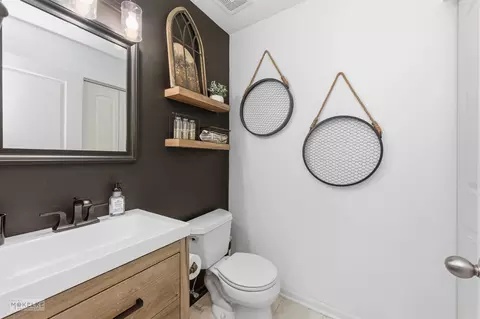Bath - 814 Edgewater Dr, Minooka, IL 60447 photo 1 of 4