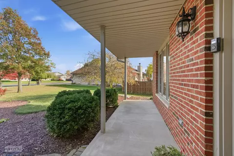 Exterior - 814 Edgewater Dr, Minooka, IL 60447 photo 3 of 10