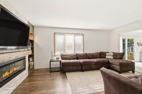 Living - 814 Edgewater Dr, Minooka, IL 60447 photo 6 of 6