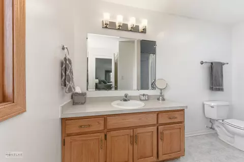 Bath - 814 Edgewater Dr, Minooka, IL 60447 photo 2 of 4