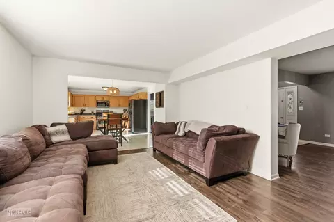 Living - 814 Edgewater Dr, Minooka, IL 60447 photo 5 of 6