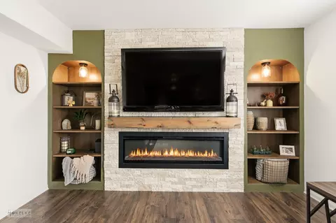 Living - 814 Edgewater Dr, Minooka, IL 60447 photo 4 of 6