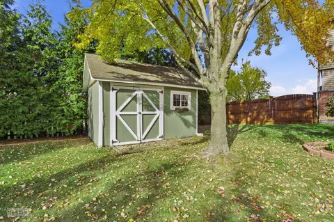 Exterior - 814 Edgewater Dr, Minooka, IL 60447 photo 9 of 10