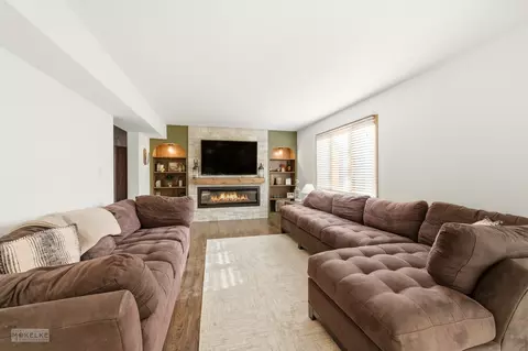 Living - 814 Edgewater Dr, Minooka, IL 60447 photo 3 of 6