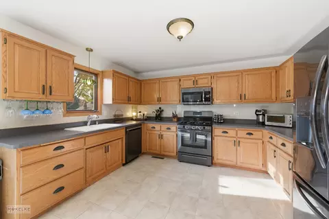 Kitchen - 814 Edgewater Dr, Minooka, IL 60447 photo 1 of 2