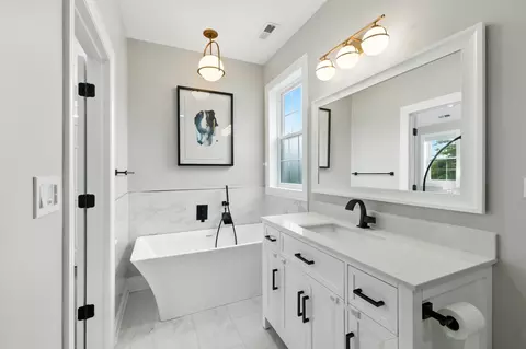 Bath - 3518 Oak Ave, Brookfield, IL 60513 photo 4 of 6