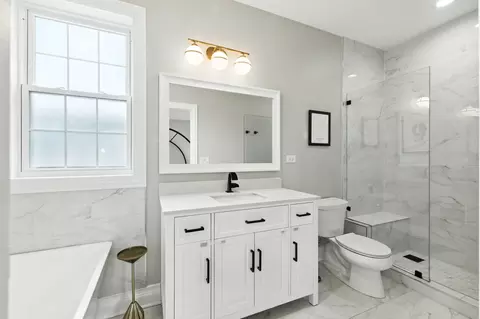 Bath - 3518 Oak Ave, Brookfield, IL 60513 photo 2 of 6