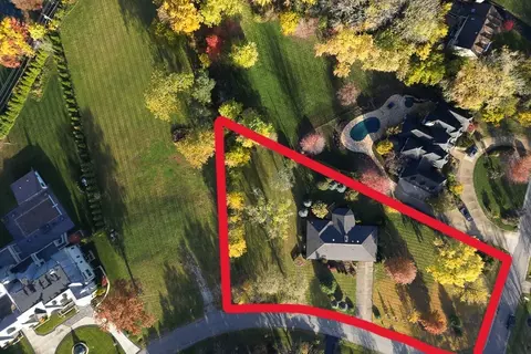 520 Ridgemoor Dr, Willowbrook, IL 60527 photo 2