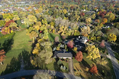 520 Ridgemoor Dr, Willowbrook, IL 60527 photo 3