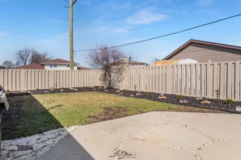 Exterior - 8101 S Oketo Ave, Bridgeview, IL 60455 photo 3 of 4
