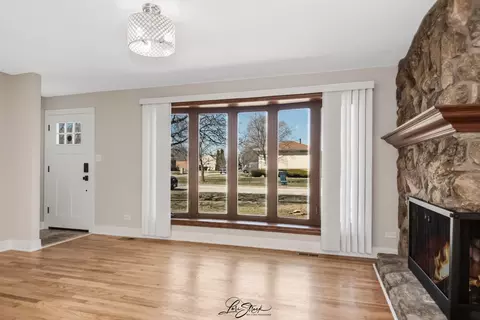 Living - 8101 S Oketo Ave, Bridgeview, IL 60455 photo 3 of 3
