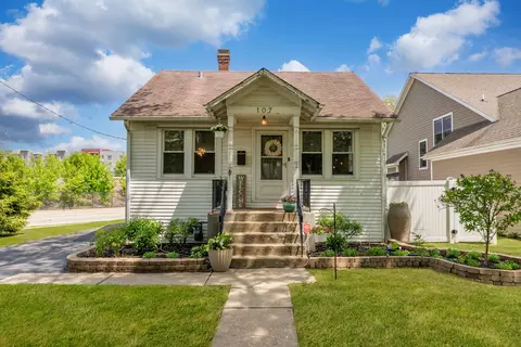 107 S Burton Pl, Arlington Heights, IL 60005