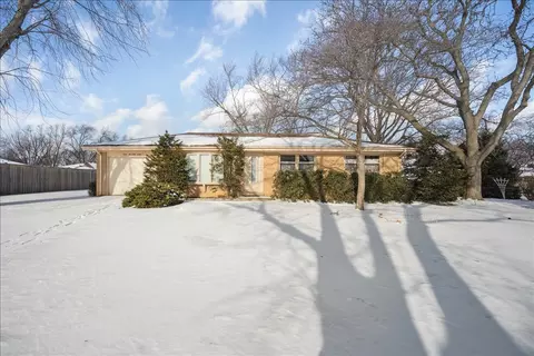 1402 W Willow Ln, Mount Prospect, IL 60056