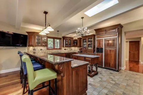 Kitchen - 1821 E Boulder Dr, Mount Prospect, IL 60056 photo 2 of 7