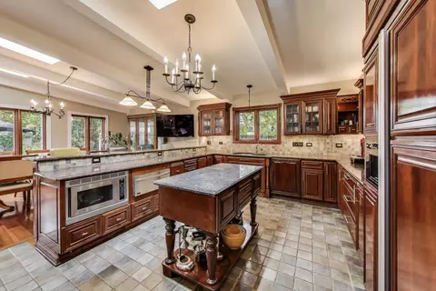 Kitchen - 1821 E Boulder Dr, Mount Prospect, IL 60056 photo 3 of 7