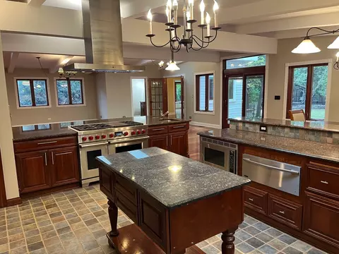 Kitchen - 1821 E Boulder Dr, Mount Prospect, IL 60056 photo 5 of 7
