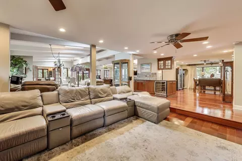 Living - 1821 E Boulder Dr, Mount Prospect, IL 60056 photo 12 of 13