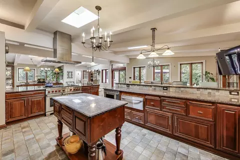 Kitchen - 1821 E Boulder Dr, Mount Prospect, IL 60056 photo 4 of 7