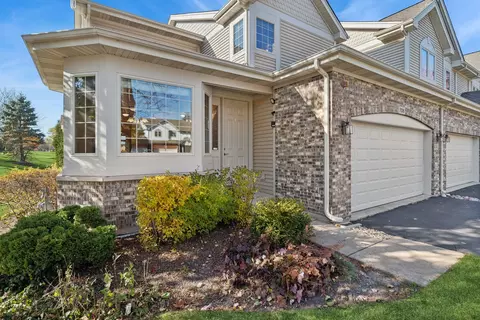 706 Owl Creek Ln, Gurnee, IL 60031