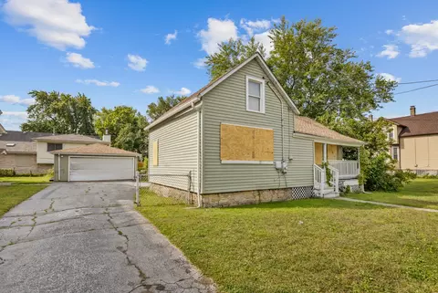 Exterior - 631 E 142nd St, Dolton, IL 60419 photo 2 of 4