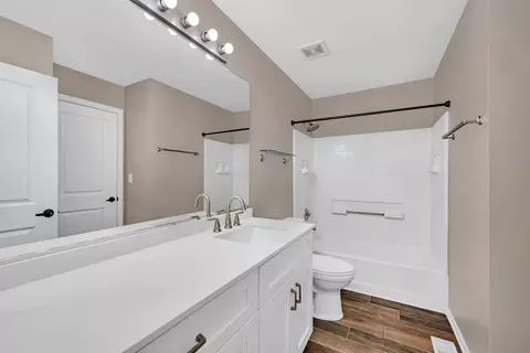 Bath - 2357 Twilight Dr, Aurora, IL 60503 photo 1 of 2