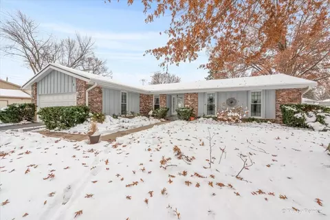 145 Sherwood Dr, Cary, IL 60013