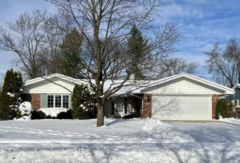 920 Eden Dr, Schaumburg, IL 60195