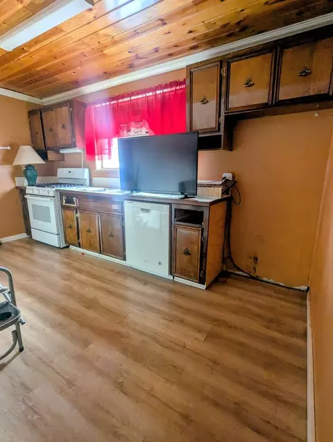 Kitchen - 3253 Bernice Rd, Lansing, IL 60438 photo 1 of 1