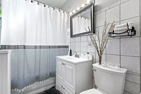 Bath - 4222 Prescott Ave, Lyons, IL 60534 photo 1 of 4