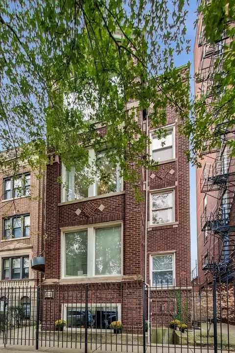 945 W Agatite Ave #2, Chicago, IL 60640