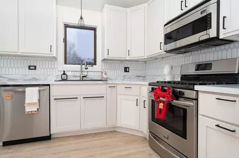 Kitchen - 515 Edgewater Dr, Minooka, IL 60447 photo 2 of 3