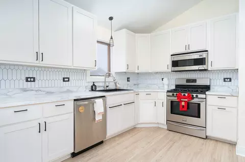 Kitchen - 515 Edgewater Dr, Minooka, IL 60447 photo 3 of 3