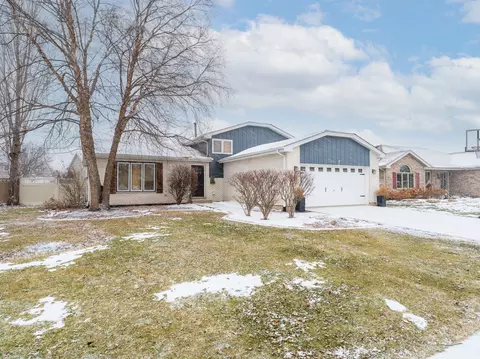 515 Edgewater Dr, Minooka, IL 60447