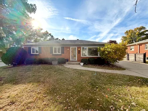 1 S518 Macarthur Dr, Oakbrook Terrace, IL 60181