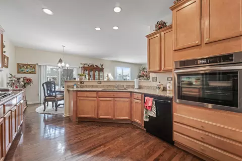Kitchen - 731 Slate Run, Elgin, IL 60124 photo 3 of 3