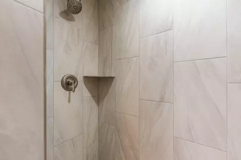 Bath - 731 Slate Run, Elgin, IL 60124 photo 5 of 5