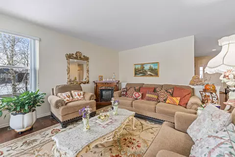 Living - 731 Slate Run, Elgin, IL 60124 photo 3 of 5