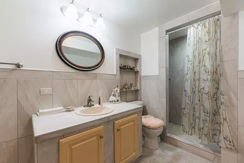 Bath - 731 Slate Run, Elgin, IL 60124 photo 4 of 5