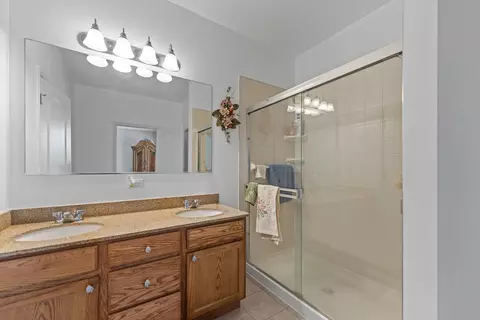 Bath - 731 Slate Run, Elgin, IL 60124 photo 2 of 5